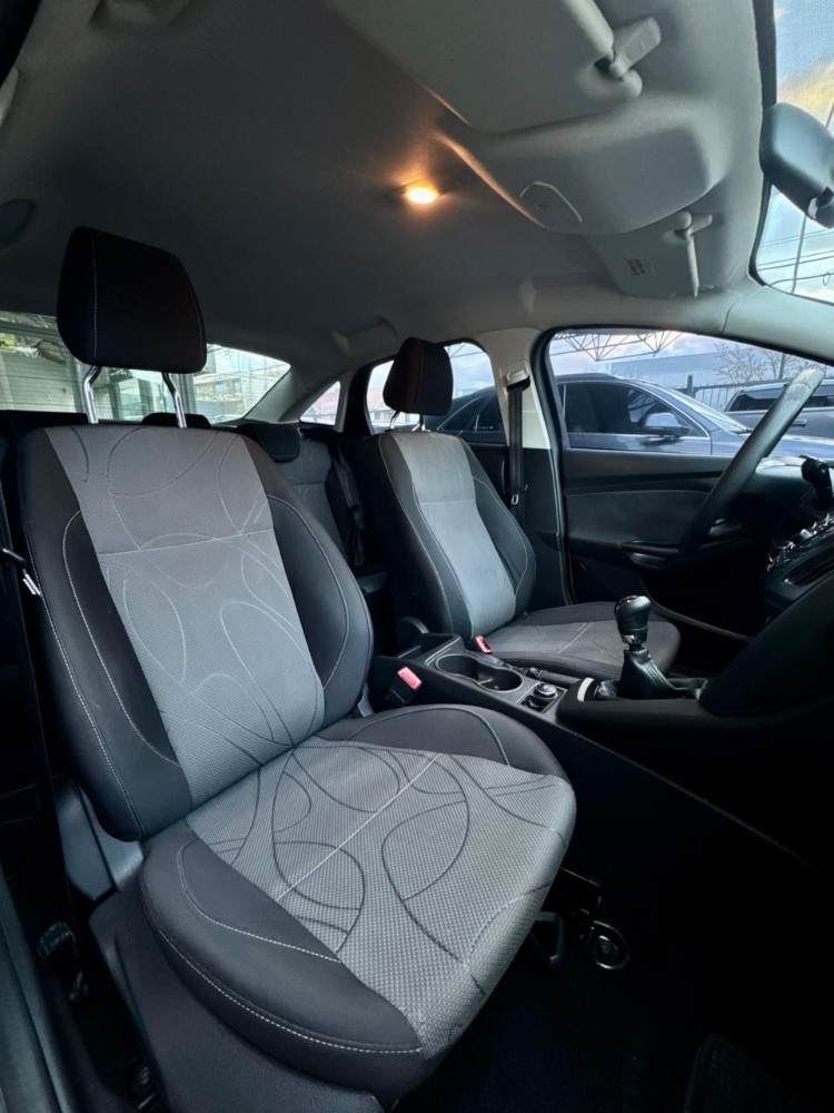 Ford Focus 1.6 S SEDAN — foto 16